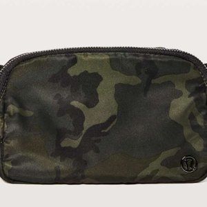 Lululemon Everywhere Belt Bag *1L